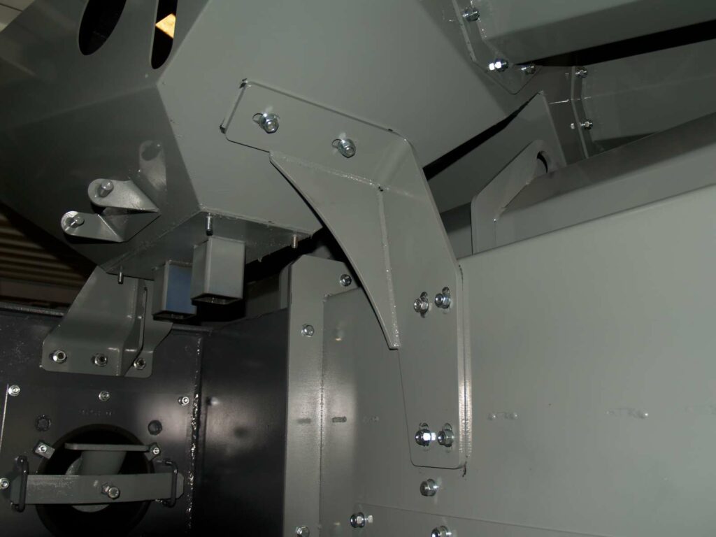 Mounts with slotted location holes